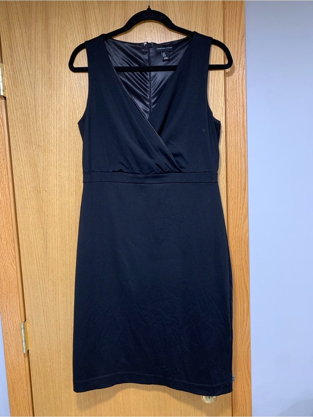 Adrienne Vittadini Black V-neck Knee Length Dress - Size 8